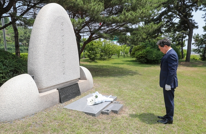 인천국제공항공사 제10대 이학재 사장 취임식에 앞서 근로자들의 영령 추모비를 방문해 헌화하고 묵념을 하고 있다. ⓒ 인천국제공항공사 제공