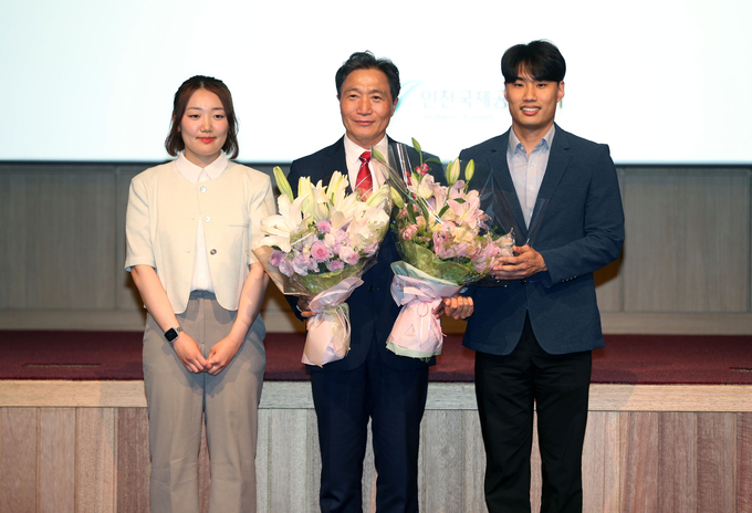 이학재 신임 공항공사 사장이 취임식에서 직원들로 부터 꽃다발을 받고 있다. ⓒ 인천국제공항공사 제공