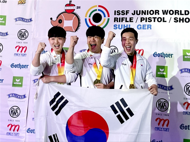 이승훈 인천대 사격부 선수가 ‘2023 국제사격연맹(ISSF) 쥴 주니어 월드컵사격대회’에서 남자 단체전 ‘금메달’과 혼성전 ‘은메달’을 획득했다. ⓒ 인천대 제공