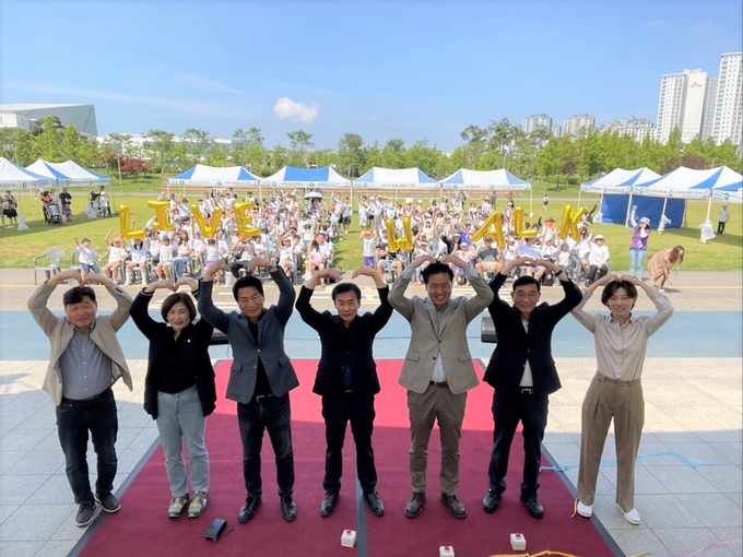 구재용 인천서구시설관리공단 이사장이 연희청소년센터와 제1회 라이브워크-나와걷자를 지난 17일 청라호수공원 멀티프라자에서 청소년 및 가족 500여 명이 참여해 성황리에 종료했다. ⓒ 인천서구시설관리공단 제공