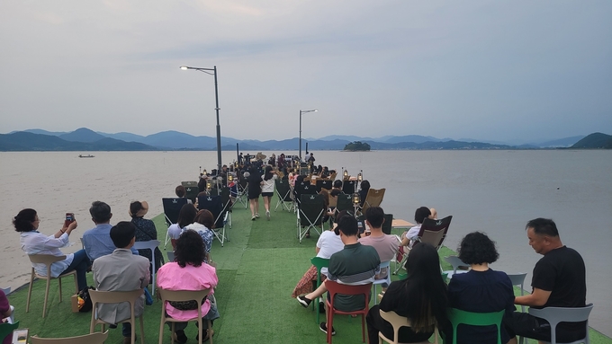 노을 명소 순천 와온에서 열린 음아이 보이는 바다, 놀러와온이 성황리 개최되고 있다. ⓒ 순천시 제공