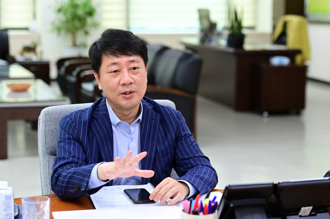 차준택 부평구청장 민선8기 1주년 인터뷰를 가지고 있다. ⓒ 부평구 제공