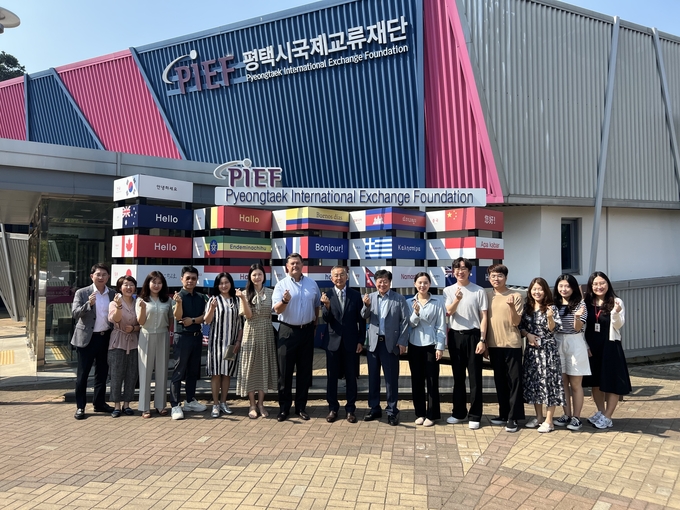 평택시국제교류재단 차상돈 사무처장 미8군 사령관 감사패 받고 기념촬영을 하고 있다. ⓒ 평택시국제교류재단 제공