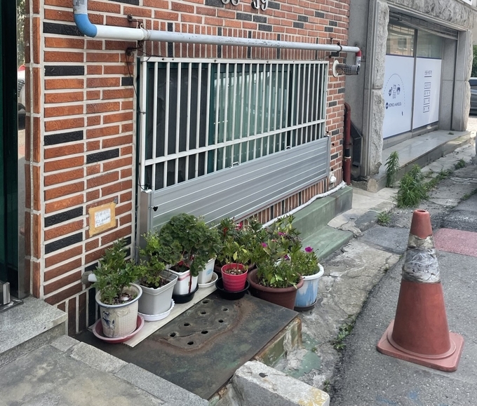 인천 동구 침수피해를 예방하기 위해 침수방지시설을 무상 설치 했다. ⓒ 동구청 제공