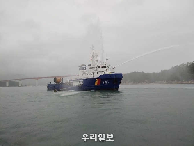완도해경이 해상 방제 훈련을 하고 있다.(사진=완도해양경찰서)