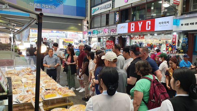  통복시장 주한미군 대상 한미 징검다리 문화교류행사 개최하고 있다. ⓒ 평택시 제공