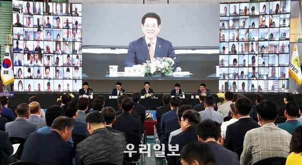 김영록 전라남도지사가 22일 고흥팔영체육관에서 열린 고흥군 2023년 도민과의 대화에서 고흥 드론 입주기업 드론전시장을 둘러보고 있다. ⓒ 전남도청 제공