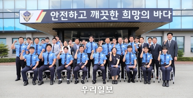 서해해경청장이 주요 일선 현장 점검과 일선 근무자들과 소통을 나누고 기념촬영을 하고 있다.(사진=서해지방해양경찰청)