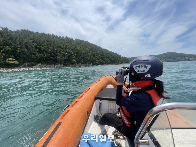 해양경찰이 구조단정을 이용해 연안 접근 집중수색중이다. 