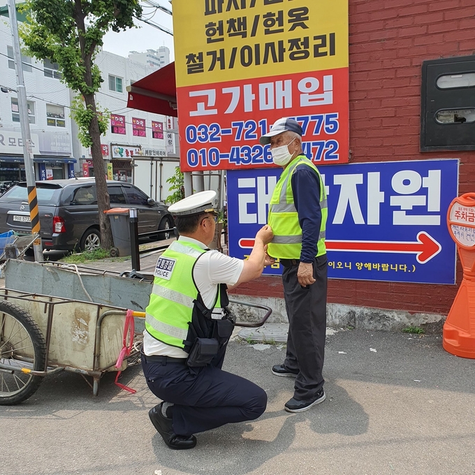 인천서부서, ‘고령보행자 교통사망사고를 예방하기 위해 찾아가는 교통약자 교통안전대책’ 을 실시하고 있다. ⓒ 인천서부서 제공