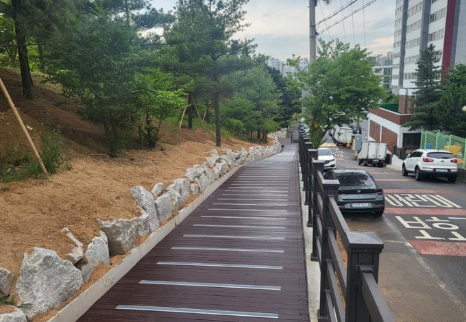 서구가 보행로 개선 작업에 착수했다. ⓒ서구 제공
