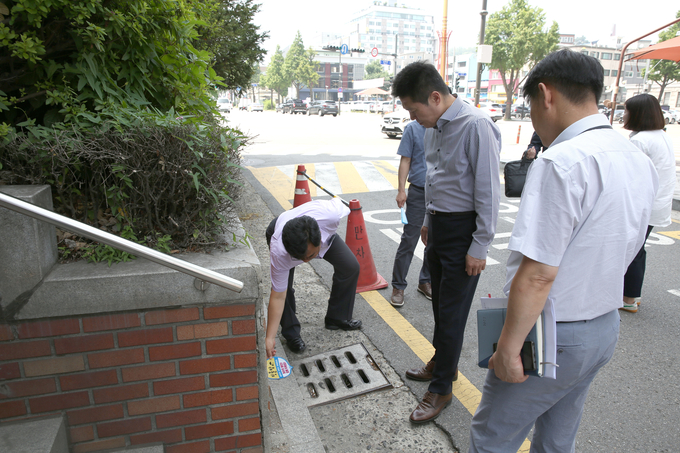 김정헌 구청장 원도심 침수취약지역 현장점검을 실시하고 있다. ⓒ 중구청 제공