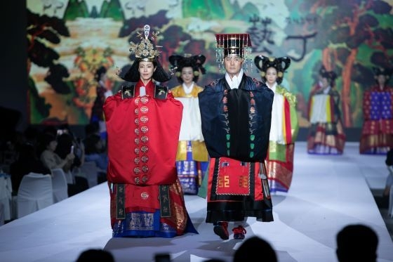 런웨이를 걷고 있는 배우 이윤지와 스타강사 김창옥 (사진제공=한국해비타트)