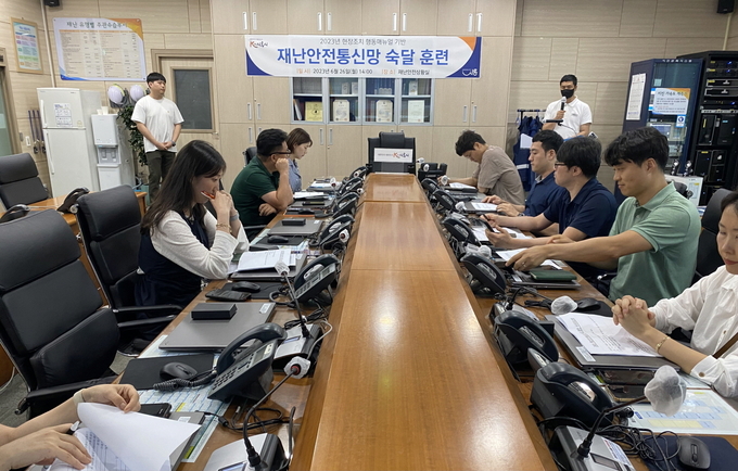 시흥시가 위기관리 메뉴얼을 기반으로 재반안전통신망 숙달 훈련을 진행하고 있다.(사진=시흥시청)