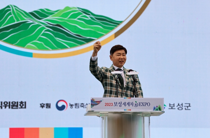 김철우 보성군수가 2023보성세계차엑스포 개막식을 선포하고 있다. ⓒ 보성군 제공