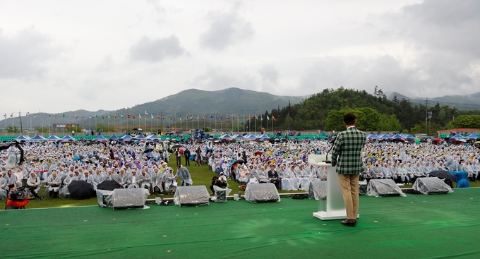 보성군, 전남 유일 해양수산부 ‘어촌신활력증진사업’ 선정 사업설명중인 김철우 보성군수 ⓒ 보성군 제공