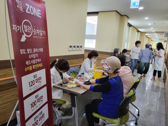 연수구 노인복지관에서 심내혈관질환 예방관리 교육을 시작하기에 앞서 혈압·혈당검사를 실시하고 있다. ⓒ 연수구 제공