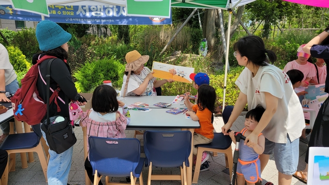 지난 24일 열린 운남공동육아나눔터 '품앗이의 날' 프로그램 현장. ⓒ 중구 제공