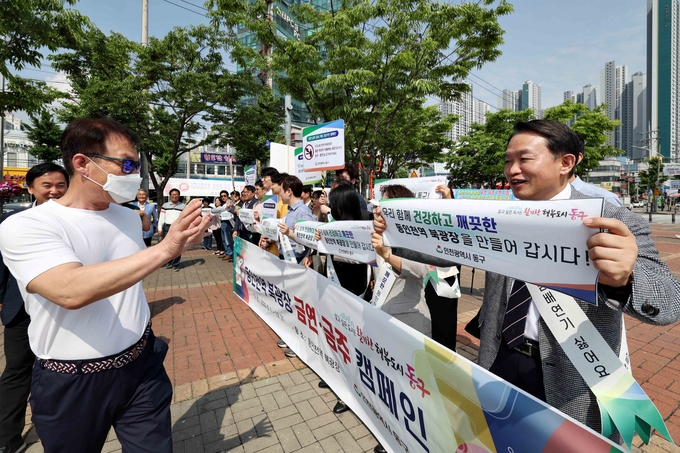 김찬진 동구청장이 금연 금주 캠페인을 벌이고 있다. ⓒ 동구청 제공