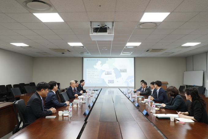 인천본부세관이 반도체 수출기업 앰코를 방문해 간담회를 하고 있다.(사진=인천본부세관)