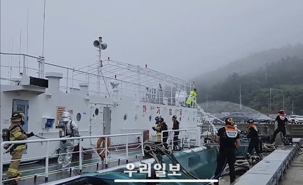 완도해경이 대형 재난 대비 폼소화 훈련을 진행하고 있다.(사진=완도해양경찰서)