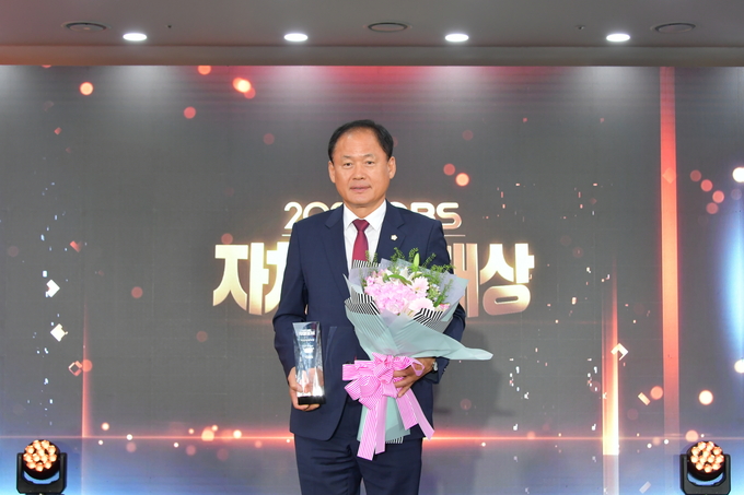 동두천시의회 김승호 의장이 2023 OBS 자치분권대상 수상하고 있다. ⓒ 동두천시의회 제공