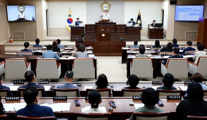 홍순옥 부평구 의회의장이 "부평구 각종 위원회 위원 추천의 건"등을 심의․의결하고 있다. ⓒ 부평구의회 제공