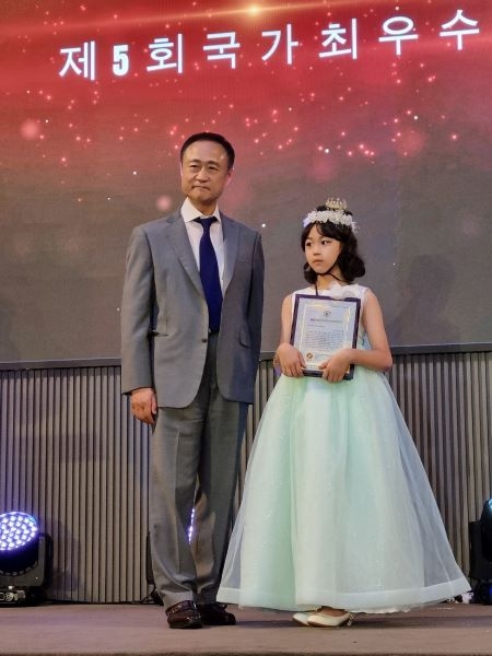 이날 아역모델 유나율이 제5회국가최우수지역발전대상에서 2023 K한류유망주 대상을 수상받고 있다.