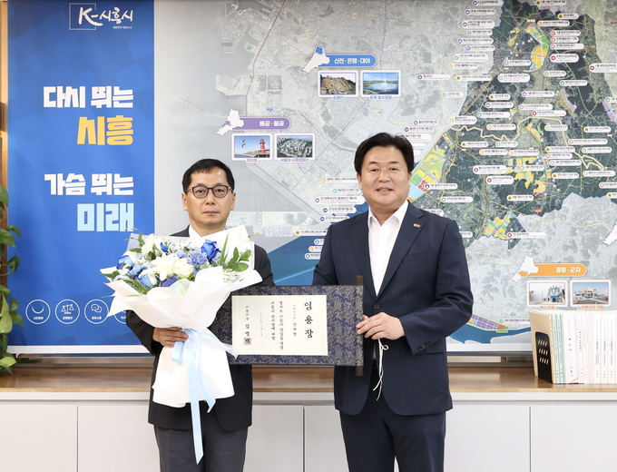 임병택 시흥시장(오른쪽)이 연제찬 부시장에게 임용장을 전달하고 기념촬영을 하고 있다.(사진=시흥시청)
