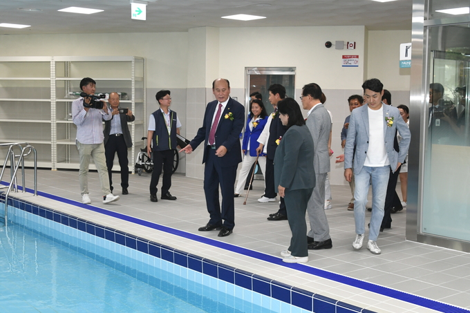 박형덕 동두천시장이, 반다비체육센터 준공식 후 시설 점검 하고 있다. ⓒ 동두천시 제공
