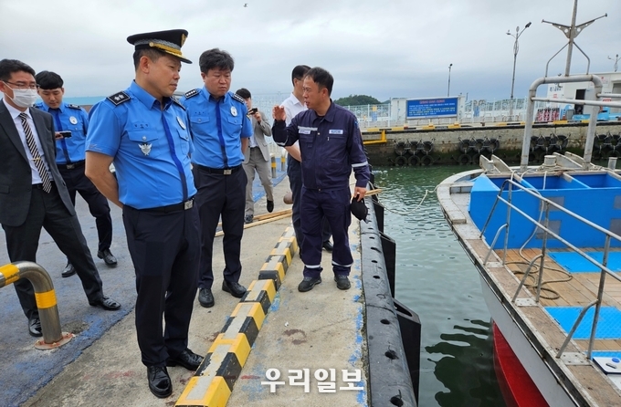 서해해경청장, 어선 복원성 검사 현장을 점검하고 있다. ⓒ 서해해경청 제공