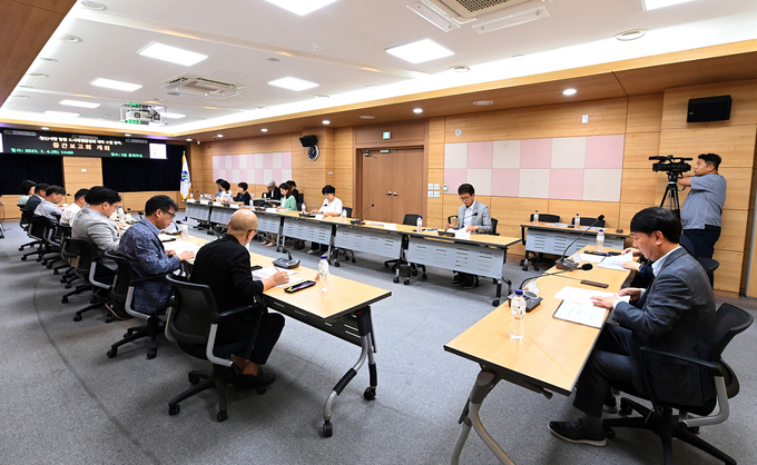 ‘일신시장 일원 도시재생활성화계획 수립 용역 중간보고회’에 참석한 차준택 구청장 ⓒ 부평구 제공