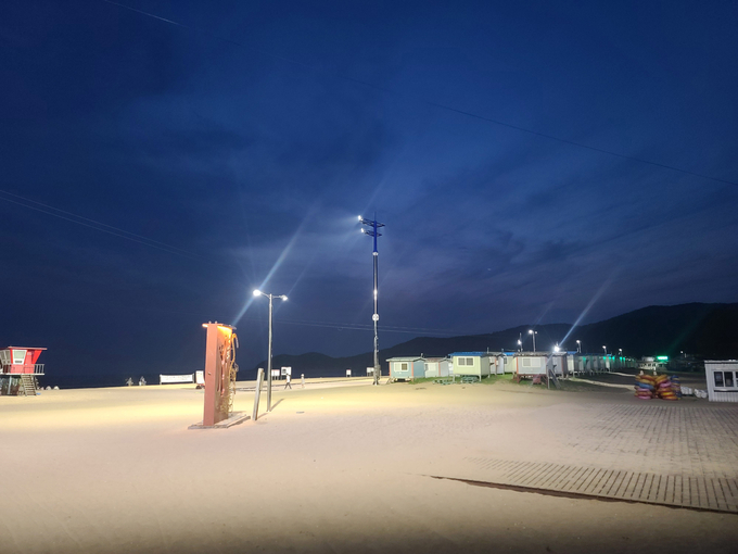 야간 조명타워를 설치한 하나개해수욕장 ⓒ 중구 제공