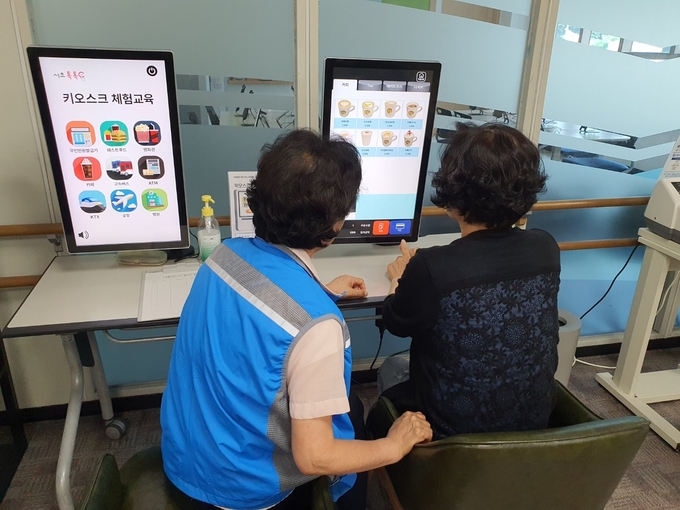 시니어 디지털 교육.ⓒ시흥시 제공
