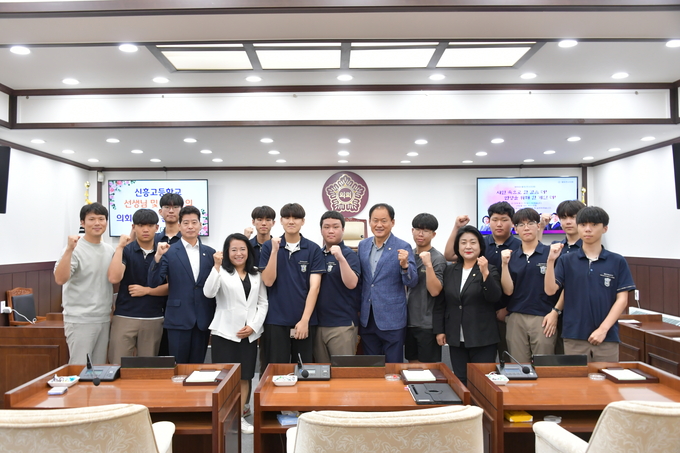  김승호 동두천시의회 의장이, 신흥고등학교 학생들과 의회 견학 프로그램 시행하고 있다. ⓒ 동두천시의회 제공