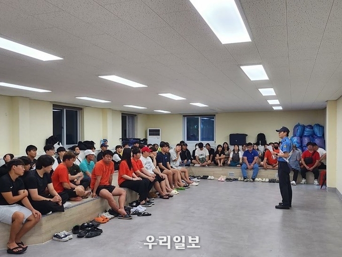 완도해양걍찰서가 해수욕장 어벤져스인 민간안전관리요원 교육을 진행하고 있다.ⓒ완도해양경찰서 제공