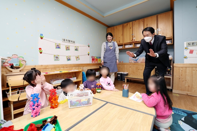 김찬진 동구청장이 어린이집을 방문 어린이들과 함께하고 있다. ⓒ 동구청 제공