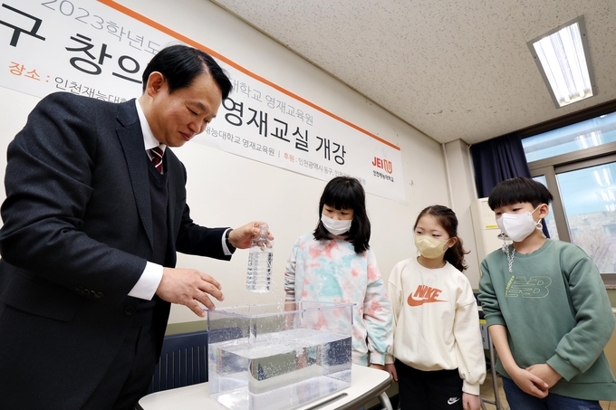 김찬진 동구청장이 영재교실 개강에 학생들과 함께하고 있다. ⓒ 동구청 제공