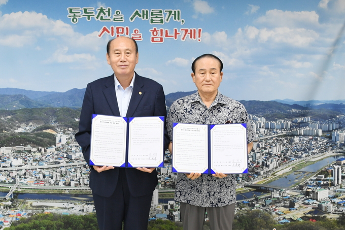 박형덕 동두천지시장이,제생병원관계자와 무상 임대 협약체결식을 가지고 있다. ⓒ 동두천시 제공