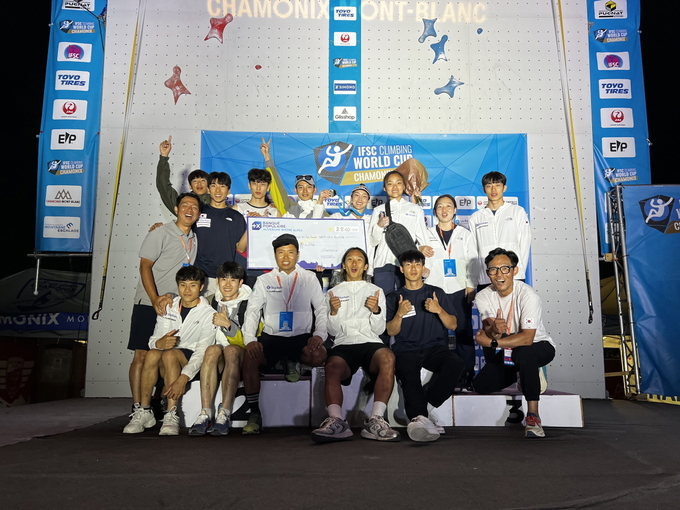 2023 IFSC 프랑스 샤모니 스포츠클라이밍 월드컵서 기념촬영하는 김자인 선수.ⓒ대한산악연맹 제공