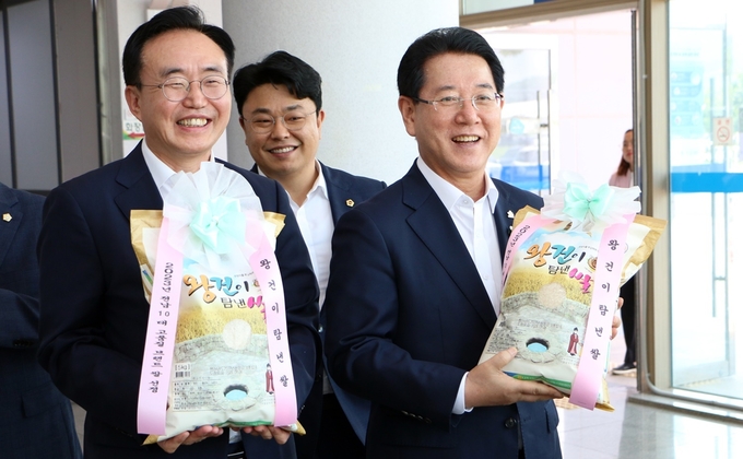 나주시장과 전남도지사가 ‘왕건이 탐낸 쌀’이 소비자들이 믿고 구매하는 쌀 브랜드를 들어보이고 있다. ⓒ 나주시 제공
