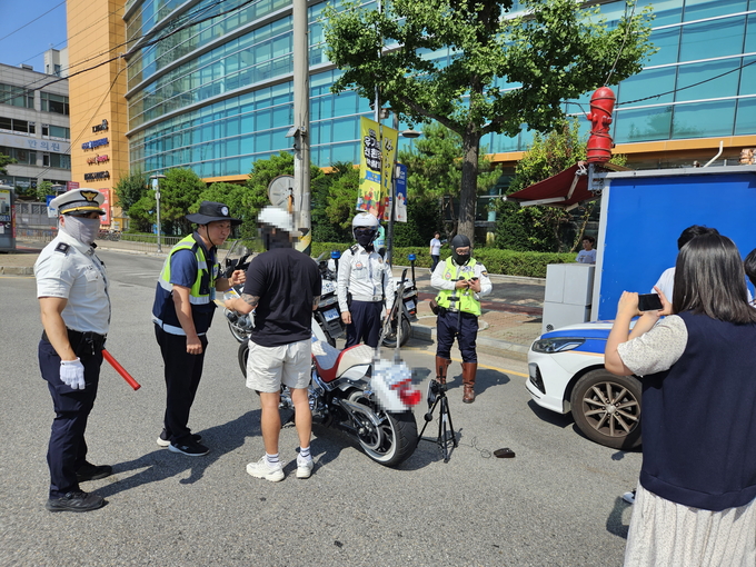 부평구, 이륜차(오토바이) 소음기 불법개조 등 불법행위 합동단속을 펼치고 있다. ⓒ 부평구청 제공