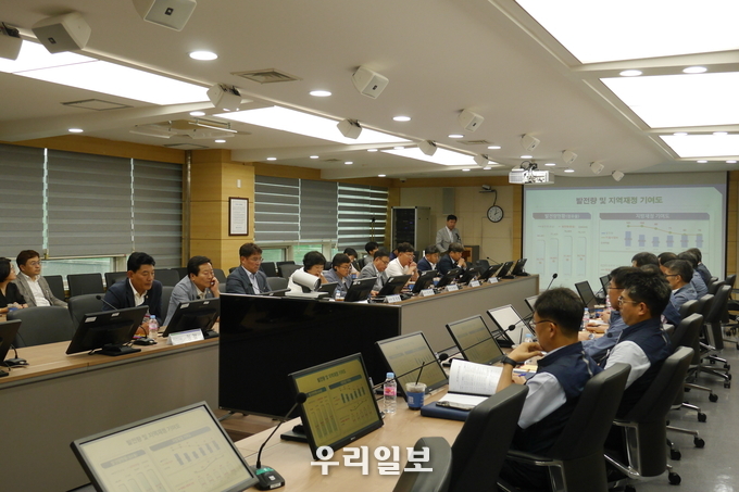 전남도의회 한빛원전 특별위원회가 영광 한빛원자력발전소 주요시설에 대한 안전관리 대책 추진상황 점검을 위해 현장 방문하고 있다. ⓒ 전남도의회 제공