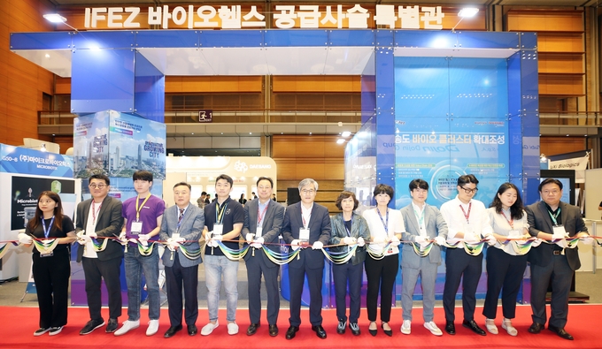 김진용 IFEZ 청장이, 바이오헬스 공급 특별관 개관식을 가지고 있다. ⓒ 인천경제청 제공