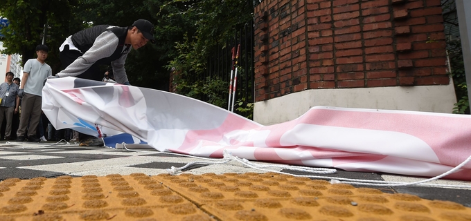 12일 연수구 소금밭사거리에서 구 관계자들이 인천시 옥외광고물 조례를 위반한 현수막을 강제 철거하고 있다. ⓒ 인천시 제공