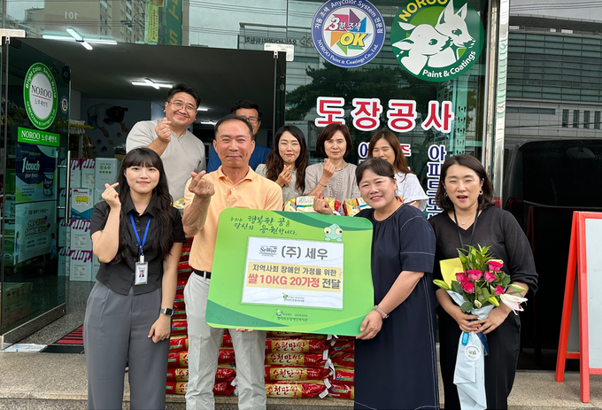 세우 정세환 대표가 평북장애복지관에 쌀 10kg 20포를 후원받고 있다. ⓒ 평북장복제공