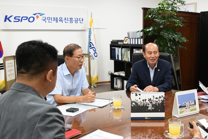 박형덕 시장, 국민체육진흥공단 이사장 만나 체육분야 현안 지원 건의하고 있다. ⓒ 동두천시 제공