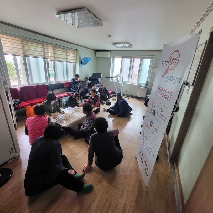 충주시는 칠금·금릉동, 교현·안림동, 문화동의 경로당 46개소 557여명의 노인을 대상으로 찾아가는 어르신 건강상담실을 진행하고 있다.ⓒ충주시 제공