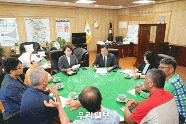 강진군의회 김보미 의장과 윤영남 농업경제위원장이 지역 내 전복 양식 어가와의 간담회 자리를 통해 애로사항과 의견을 청취하고 있다.ⓒ강진군의회 제공