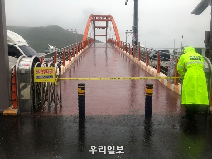 연안사고 예방을 위해 출입통제선을 해양경찰관이 설치하고 있다.ⓒ여수해양경찰서 제공